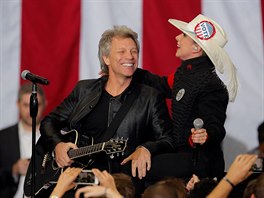 Jon Bon Jovi a Lady Gaga na mtinku Hillary Clintonov ve mst Raleigh (7....