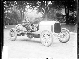 Louis Chevrolet za volantem zvodnho stroje Buick