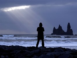 DIVOKÝ ISLAND. ena stojí na plái poblí islandské vesnice Vík, která leí...