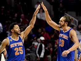 Derrick Rose (vlevo) a Joakim Noah se raduj, svj nov tm New York dovedli k...