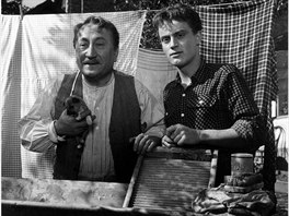 Jan Tíska s Jaroslavem Marvanem ve filmu Váhavý stelec (1956)
