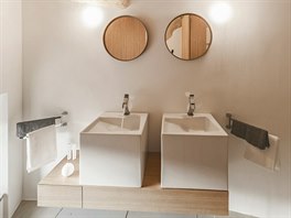 K dispozici je koupelna se samostatn stojící vanou, designovými umyvadly i...