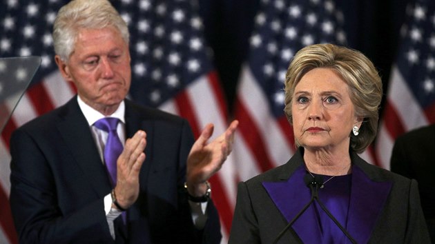 Demokratick kandidtka Hillary Clintonov poprv promluvila ke svm volim po prohranch prezidentskch volbch. V pozad stoj jej manel Bill Clinton (9.11.2016).