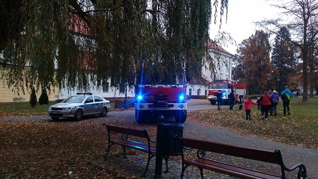 V zmeckm parku ve Vlaimi se sesula pda. Zniila jednu budovu a zavalila st kina (5. listopadu 2016)