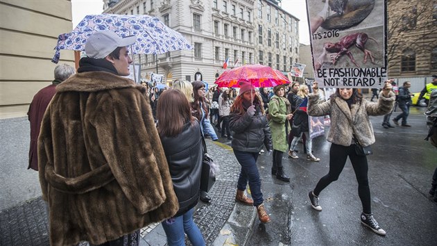 Pochod proti koeinovm farmm proel v nedli centrem Prahy (6. listopadu 2016)