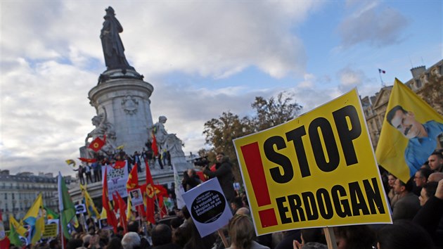 Ve Francii protestovali v sobotu Kurdov proti tureckmu prezidentu Erdoganovi (5. listopadu 2016)