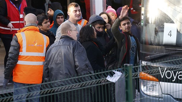 Francouzsk ady zahjily pevoz mladistvch migrant z tboit u Calais (2.11.2016)