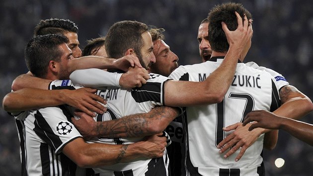 ERNOBL RADOST. Fotbalist Juventusu se raduj z prvnho glu do st Lyonu v domcm utkn Ligy mistr.