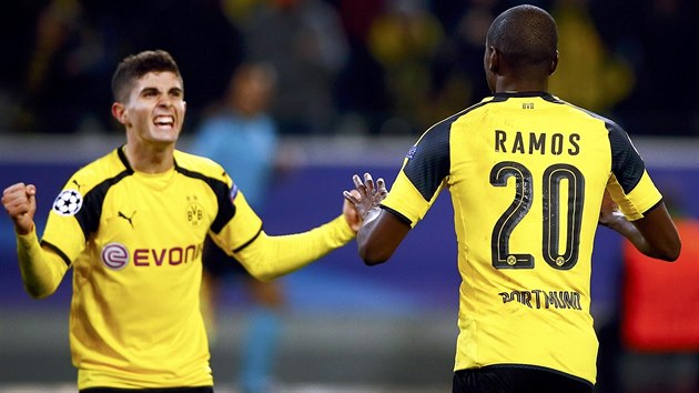 Adrian Ramos, stelec prvnho glu Dortmundu v utkn proti Sportingu, b oslavit svou trefu se spoluhrem Christianem Pulisicem.