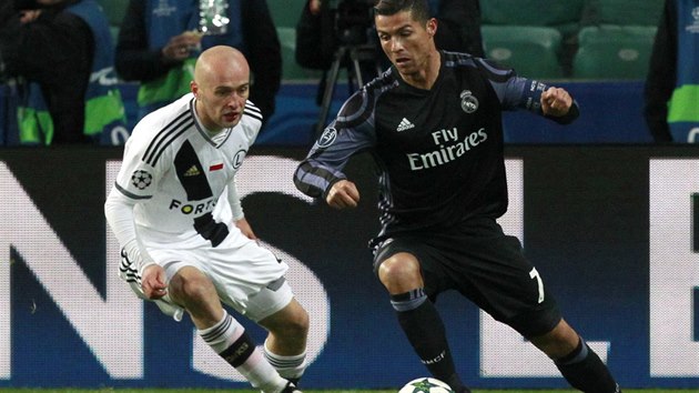 Michal Pazdan z Legie Varava sleduje Cristiana Ronalda, hvzdu Realu Madrid, kter kontroluje balon.