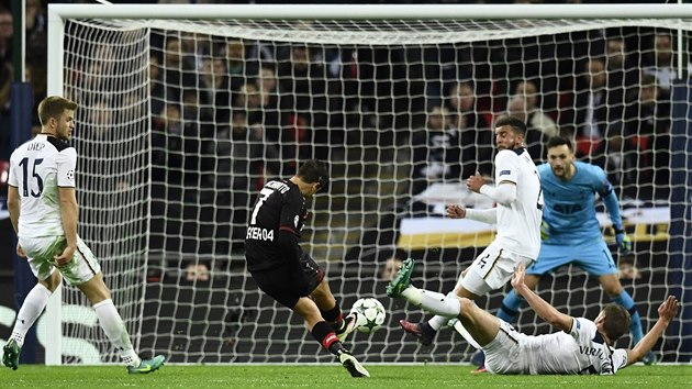 tonk Leverkusenu Javier Chicharito Hernandez zakonuje v utkn s Tottenhamem nepesn.