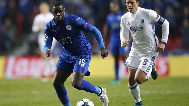 Fotbalista Leicesteru Jeffrey Schlupp v akci pi utkn v Kodani.