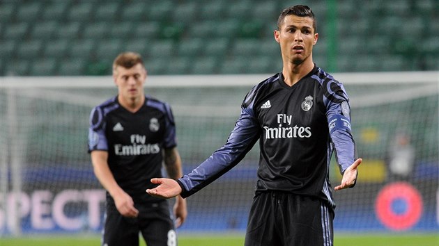 Nespokojen Cristiano Ronaldo z Realu MAdrid bhem utkn na hiti Legie Varava.