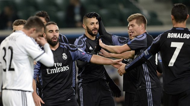 Fotbalist Realu Madrid se raduj ze sv druh trefy v utkn proti Legii Varava. Postaral se o ni Karim Benzema (uprosted).