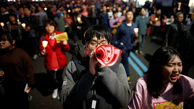 Desetitisce demonstrant v sobotu v Soulu poadovaly demisi prezidentky Pak Kun-hje (5. listopadu 2016)
