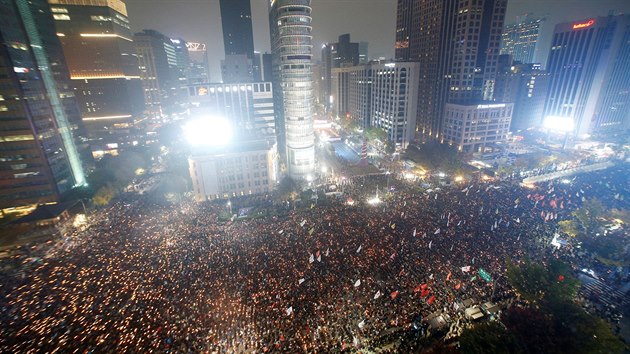 Desetitisce demonstrant v sobotu v Soulu poadovaly demisi prezidentky Pak Kun-hje (5. listopadu 2016)