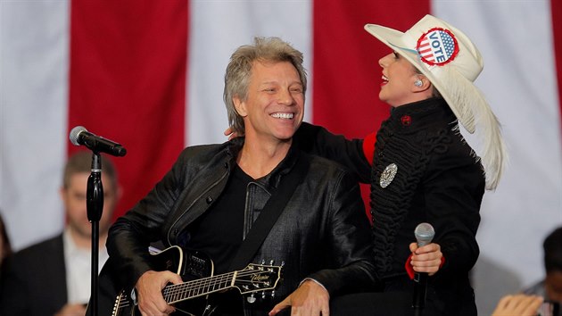 Jon Bon Jovi a Lady Gaga na mtinku Hillary Clintonov ve mst Raleigh (7. listopadu 2016)