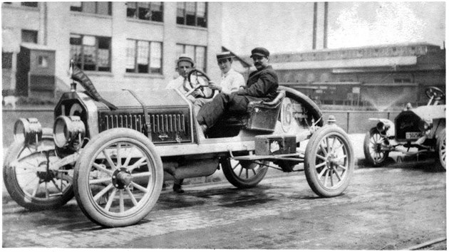 Louis Chevrolet za volantem buicku