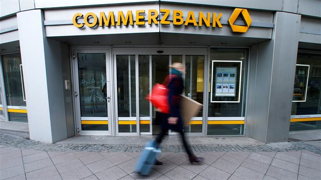 Druhá největší německá banka Commerzbank se dnes dohodla se zástupci zaměstnanců ohledně zrušení 10.000 pracovních míst. S odvoláním na finanční ústav a odbory o tom informovala agentura Reuters. Commerzbank zvýšila náklady na restrukturalizaci z původních 1,8 miliardy eur na více než dvě miliardy eur (přes 51,3 miliardy Kč). Druhá největší německá banka Commerzbank se dnes dohodla se zástupci zaměstnanců ohledně zrušení 10.000 pracovních míst. S odvoláním na finanční ústav a odbory o tom informovala agentura Reuters. Commerzbank zvýšila náklady na restrukturalizaci z původních 1,8 miliardy eur na více než dvě miliardy eur (přes 51,3 miliardy Kč).