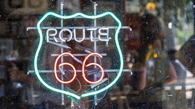 Provoz na legendrn silnici, jejm hlavnm sloganem je "Get Your Kicks on Route 66" (Podn se odva na Route 66), je nyn spe symbolick, od 90. let 20. stolet se sna rzn spolky Route 66 zachovat jako technickou pamtku pro dal generace.