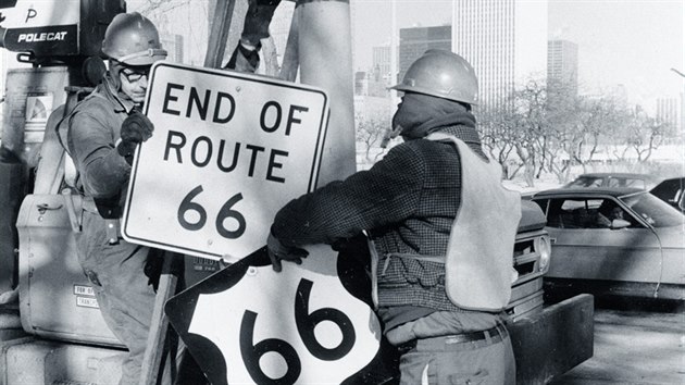 Legendrn americk dlnice Route 66 se za necelch 60 let provozu stala dleitou dopravn tepnou, ale i opvovanou legendou. Dlnice, kter spojovala zpadn pobe Spojench stt s Chicagem, byla zprovoznna ped 90 lety, 11. listopadu 1926. Jako dlnice pestala slouit 27. ervna 1985.