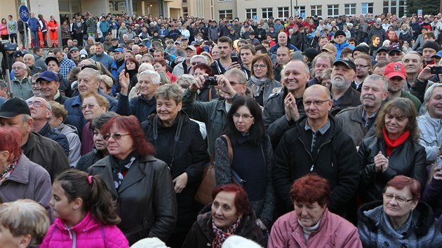 Na prezidenta pilo v Orlov zhruba tisc lid. (2. listopadu 2016)