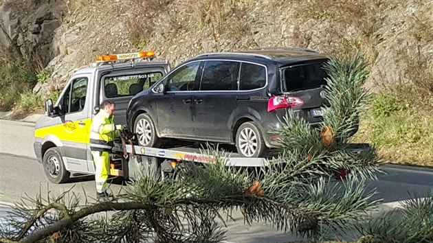 Do nehody bylo zapojeno i jedno osobn auto.