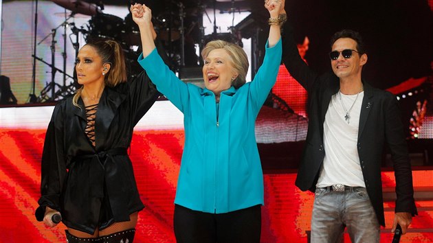 Hillary Clintonov se zpvakou a herekou Jennifer Lopezovou a jejm bvalm manelem, muzikantem Marcem Anthonym v Miami, 29. 10. 2016