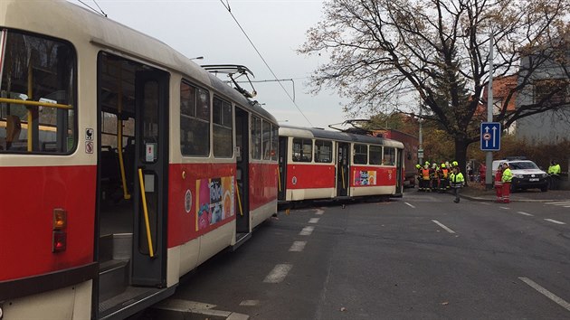 V Praze 6 vykolejila v dsledku srky s nkladnm autem krtce po poledni tramvaj (5. listopadu 2016).