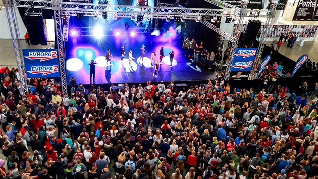 Stejnou sestavu odtanilo na veletrhu Dance Life Expo v Brn na skladbu Michaela Jacksona rekordnch 1577 tanenk (5. listopadu 2016).