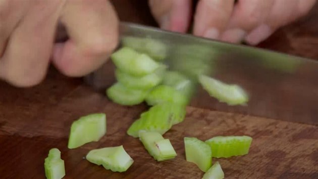 K cibuli pidejte i na kousky pokrjen kus apkatho celeru. 