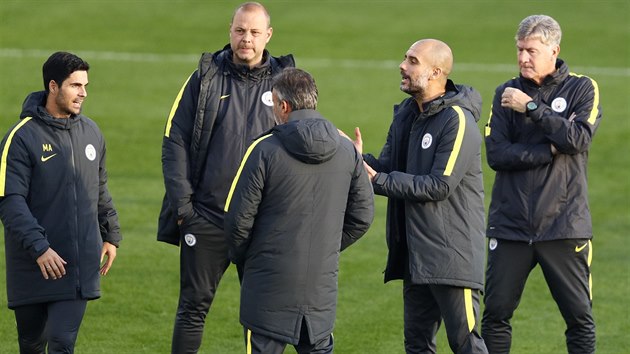 Mikel Arteta (vlevo) bhem trninku Manchesteru City diskutuje s hlavnm kouem Josepem Guardiolou (druh zprava).