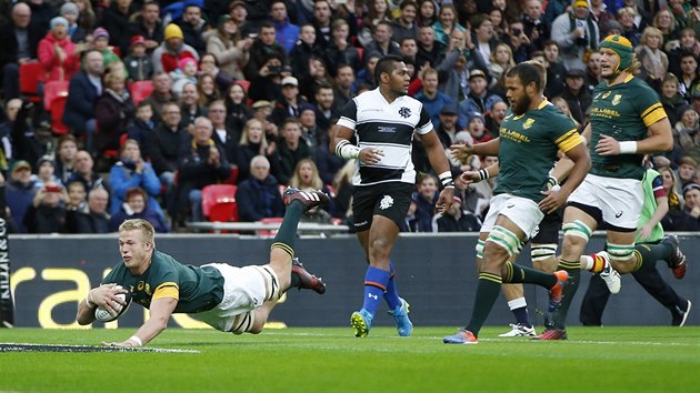 Jihoafrick ragbista Pieter-Steph Du Toit pokld ptku v utkn ve Wembley proti Barbarians.