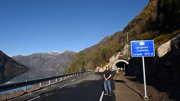 Pavel Brgel pracuje nyn v Norsku. 1,5 kilometru dlouh tunel a protilavinov val zlep dopravu do vsi Veitastrond, kter bv kvli lavinm a zvalm odznut. Bydl v n jen 125 lid.