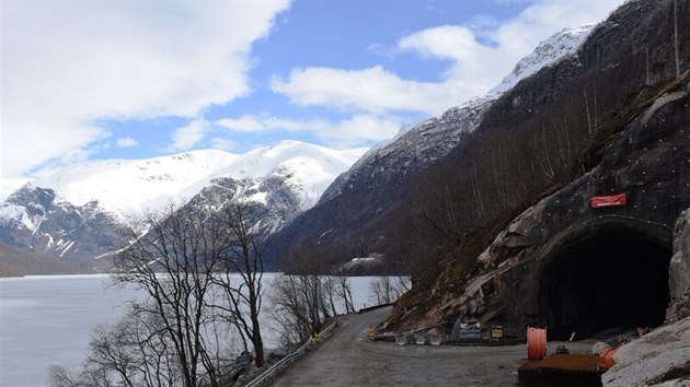 Pavel Brgel pracuje nyn v Norsku. 1,5 kilometru dlouh tunel a protilavinov val zlep dopravu do vsi Veitastrond, kter bv kvli lavinm a zvalm odznut. Bydl v n jen 125 lid.