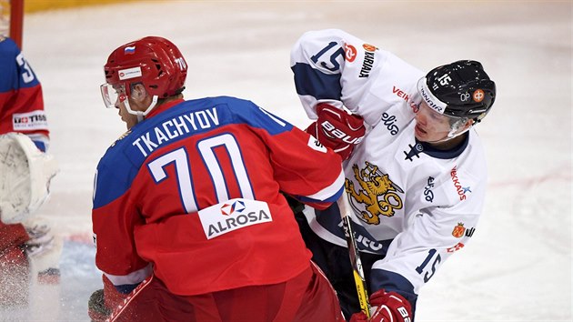 Rusk hokejista Vladimir Tkaov a Fin Miro Aaltonen v souboji.