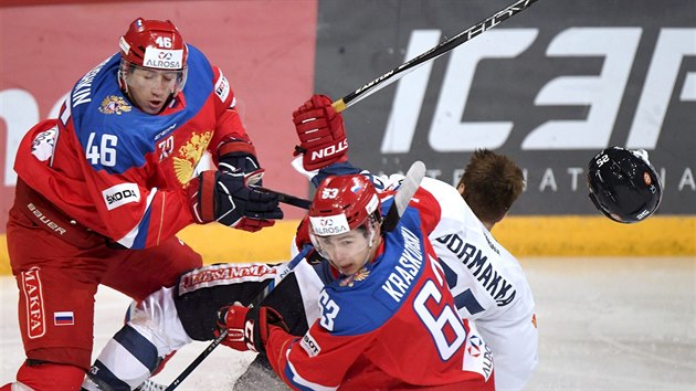 Finsk hokejista Pekka Jormakka v presu dvou ruskch soupe, k ledu ho poslali Ilja Ljubukin a Pavel Kraskovskij.