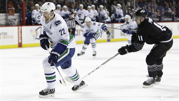 Daniel Sedin z Vancouveru ujd do brejku, pokou se ho zastavit Shane Prince z New York Islanders.