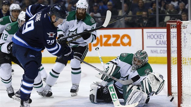 Patrik Laine z Winnipegu pekonv obranu Dallasu, nezabrnil mu v tom ani Radek Faksa (s slem 12).