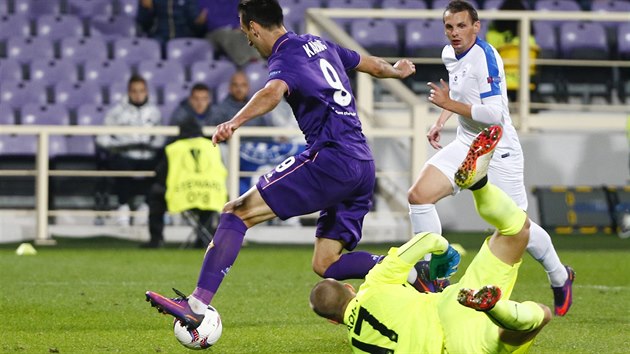 Nikola Kalini z Fiorentiny obchz kolem libereckho glmana Vclava Hladkho.