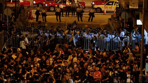 Ped nskm centrem v Hongkongu v nedli protestovalo asi 13 000 lid. na podle nich naruuje autonomii msta (6. listopadu 2016).