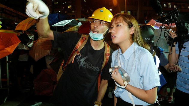 Poslankyn hongkongskho regionlnho parlamentu Yau Wai-ching bhem protest ped nskm centrem v Hongkongu (6. listopadu 2016).