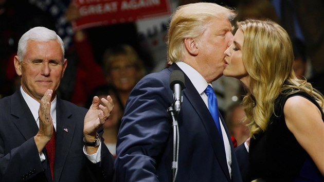 Donald Trump s dcerou Ivankou a kandidtem na viceprezidenta Mikem Pencem na poslednm mtinku v Manchesteru v New Hampshire (8. listopadu 2016).
