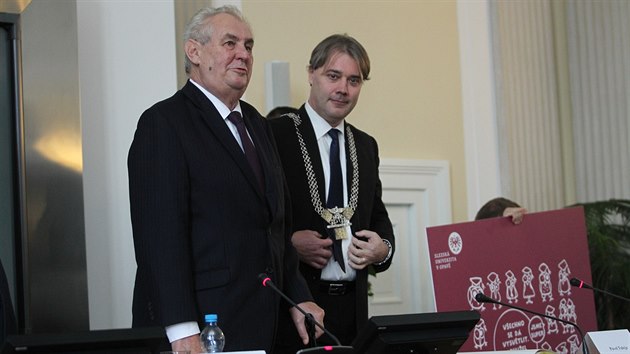 Prezident Miloš Zeman při návštěvě Moravskoslezského kraje druhý den zavítal také do Opavy, kde navštívil Slezskou univerzitu. Její rektor Pavel Tuleja daroval hlavě státu univerzitní víno a obraz s vtipem.