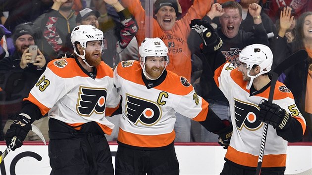 Jakub Vorek, Claude Giroux a Shayne Gostisbehere (zleva) slav gl Philadelphie.