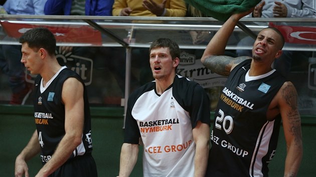 Nymburt basketbalist Petr Benda, Pavel Pumprla a Diamon Simpson (zleva) na lavice fand svm spoluhrm.