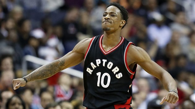 DeMar DeRozan z Toronta se raduje z poveden akce proti Washingtonu.