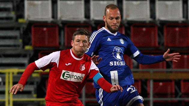 Jakub Petr (vpravo) z Olomouce pronsleduje Jana Martykna z st nad Labem.