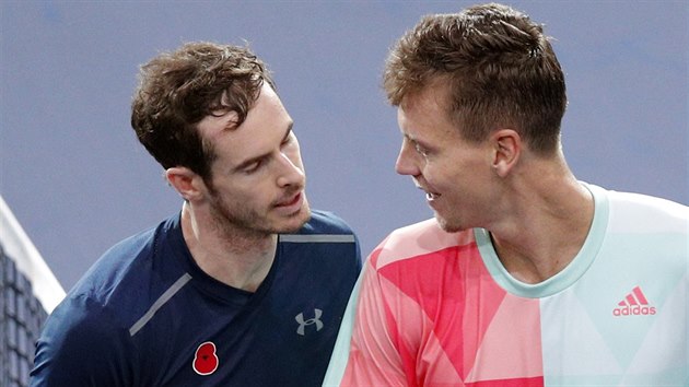 Andy Murray (vlevo) na turnaji v Pai proel do semifinle, kdy pehrl Tome Berdycha.