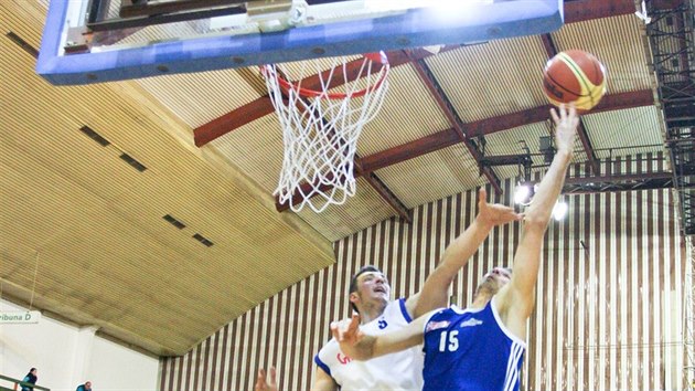 Eugeniu Scripcaru (v modrm) z Basketbalu Olomouc zakonuje na ko UP Olomouc. Brn ho Jan Zlmal.